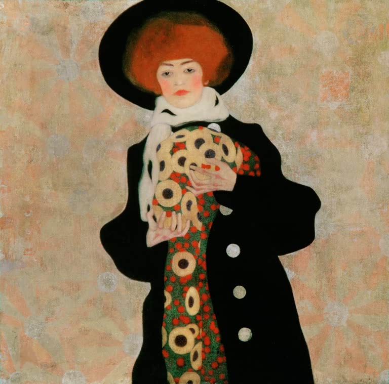 Frau mit rotem Haar und schwarzem Hut im dunklen Mantel vor Muster – Egon Schiele Frau mit schwarzem Hut Kunstkopie