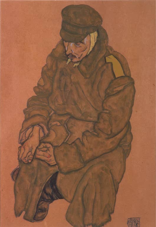 Sitzender russischer Soldat mit Mütze im braunen Mantel auf rotbraunem Grund – Egon Schiele Russischer Soldat Kunstkopie