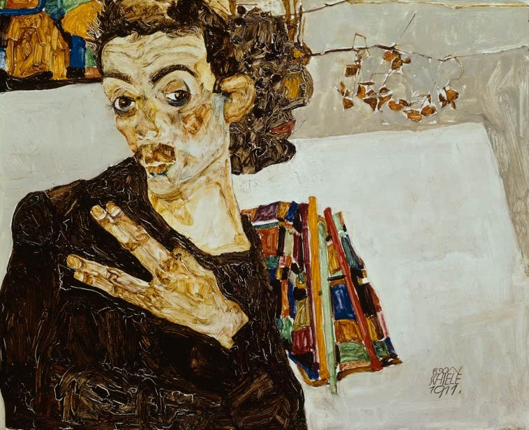 Mann mit gespreizten Fingern in dunkler Jacke vor hellem Tisch – Egon Schiele Selbstbildnis mit schwarzer Vase Kunstkopie