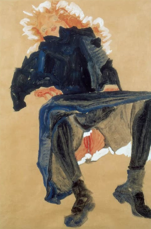 Sitzende in dunkelblauem Rock vor ockerfarbenem Grund – Egon Schiele Sitzende mit aufgehobenem blauen Rock Kunstkopie