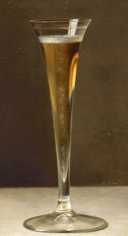 Emilie Preyer Champagnerflöte Kunstkopie, hohes Sektglas mit perlendem Champagner vor dunklem Hintergrund