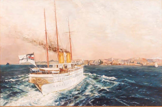 Weiße Dampfyacht mit Flagge auf bewegter See vor Felsküste – Ernst Eitner Yacht Hohenzollern Kunstkopie
