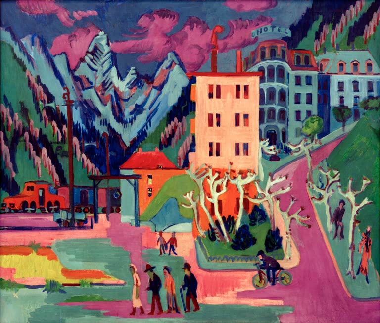 Hotel und rosa Bahnhof unter zackigen Bergen, Reisende auf der Straße – Ernst Ludwig Kirchner Bahnhof Davos Kunstkopie