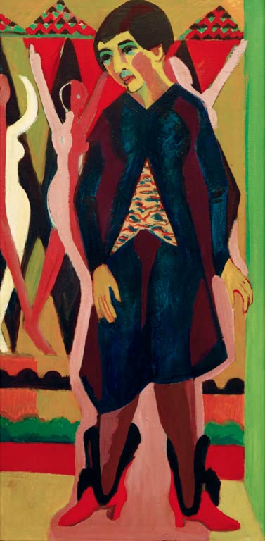 Stehende Frau in dunklem Kostüm vor gemustertem Vorhang mit Figuren – Ernst Ludwig Kirchner Bildnis Anna Müller Kunstkopie