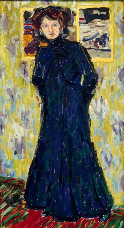 Stehende Frau in langem dunkelblauem Kleid vor gelber Wand mit zwei Bildern – Ernst Ludwig Kirchner Doris, stehend Kunstkopie