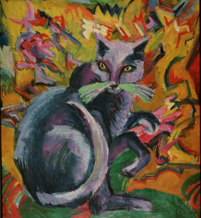 Grauer Kater sitzt vor einem bunten, kantigen Muster – Ernst Ludwig Kirchner Grauer Kater auf Kissen Kunstkopie