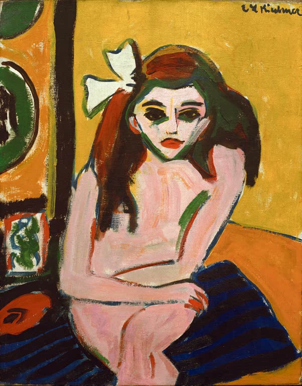 Nacktes Mädchen mit Haarschleife hockt vor gelbem Grund und blauem Kissen – Ernst Ludwig Kirchner Marzella Kunstkopie