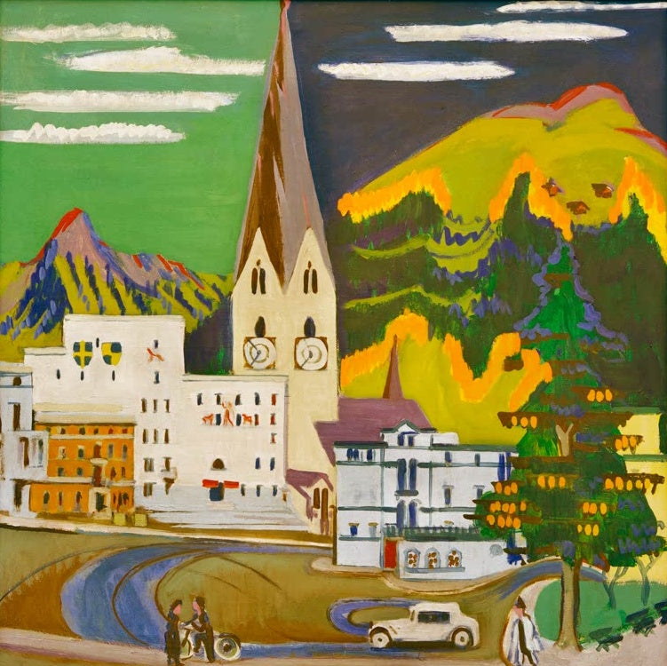 Rathaus mit Kirchturm, Auto und Passanten vor grünen Bergen – Ernst Ludwig Kirchner Rathaus Davos Platz Kunstkopie