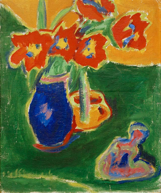 Strauß mit roten Blüten, davor kleine Figur auf grünem Tisch – Ernst Ludwig Kirchner Rote Tulpen in blauer Vase Kunstkopie
