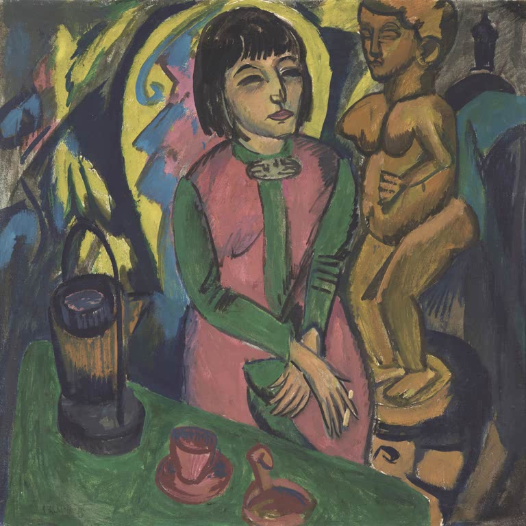 Dunkelhaarige Frau am grünen Tisch neben einer Holzfigur – Ernst Ludwig Kirchner Sitzende Frau mit Holzplastik Kunstkopie
