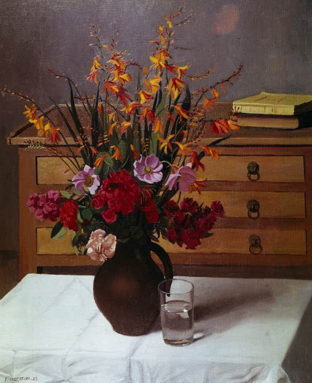 Félix Vallotton Blumenstrauß Kunstkopie, bunte Blumen in dunkler Vase mit Wasserglas auf weißem Tuch vor einer Kommode