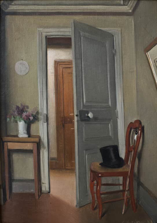 Félix Vallotton Der Zylinder Kunstkopie, Interieur mit offener grauer Tür, Zylinderhut auf Stuhl und Blumenstrauß auf Tisch