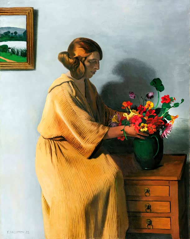 Félix Vallotton Kapuzinerkresse-Strauß Kunstkopie, Frau in gelbem Kleid ordnet rote Blumen in grüner Vase auf der Kommode