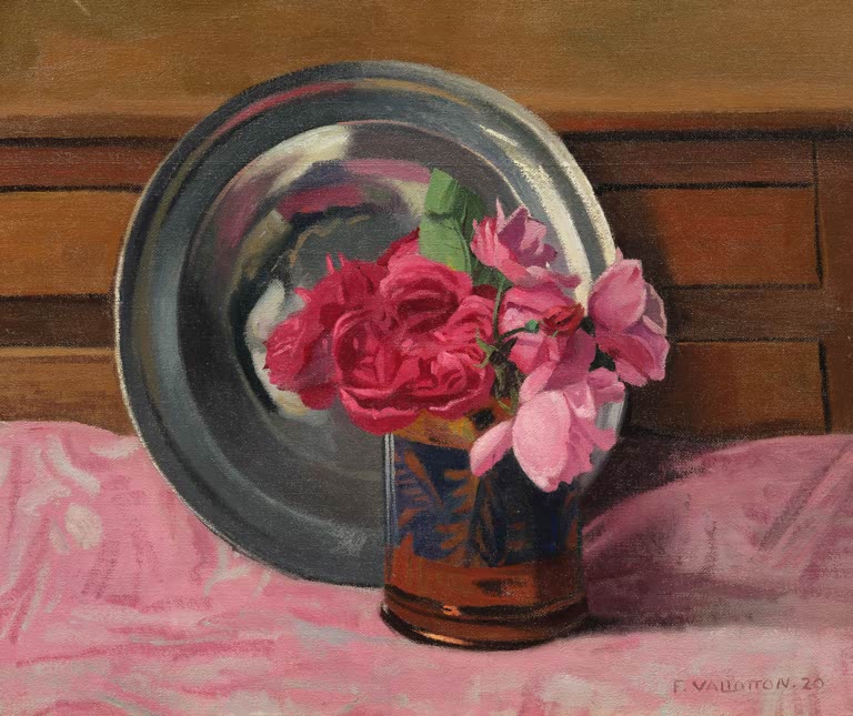 Félix Vallotton Rosen und Zinnteller Kunstkopie, rosa und rote Rosen in einem Glas vor Zinnteller auf rosa Tuch