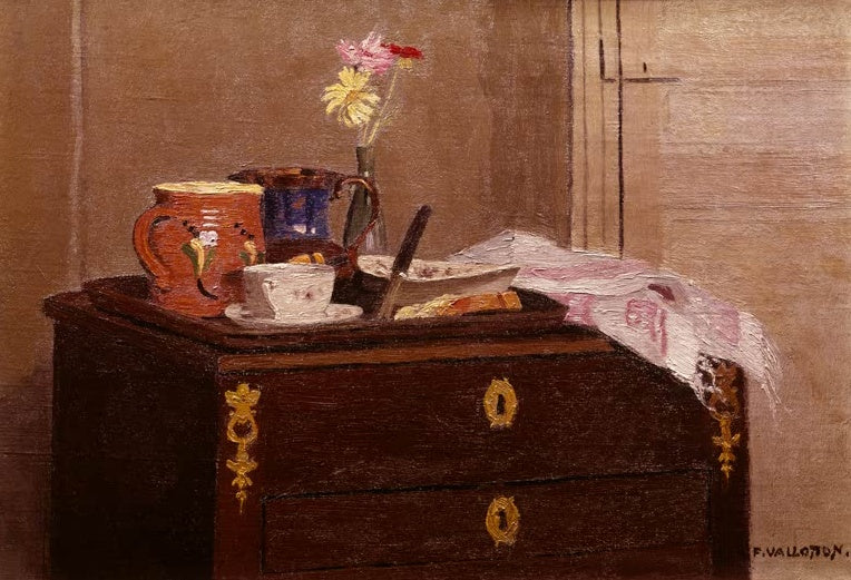 Félix Vallotton Stillleben Kunstkopie, Tablett mit Krug, Tasse und Blümchen in Vase auf brauner Kommode mit Goldbeschlägen