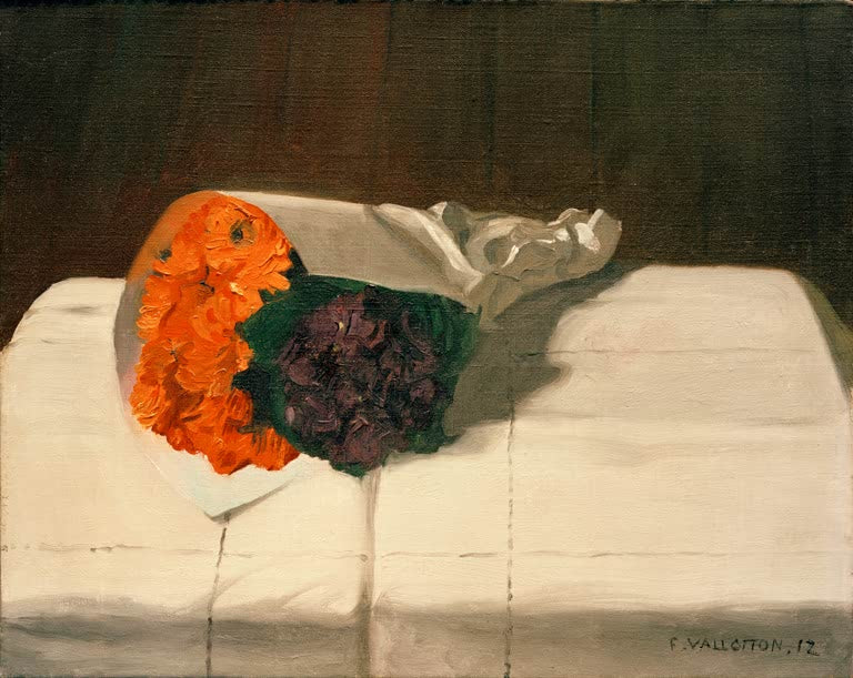 Félix Vallotton Stillleben mit Ringelblumen und Veilchen Kunstkopie, Strauß in Papier auf weißem Tuch vor dunklem Hintergrund