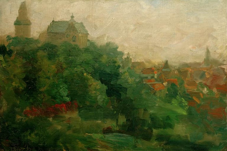 Grüne Baumkronen vor Burg und rotbedachten Häusern unter diesigem Himmel – Ferdinand Brütt Ansicht von Kronberg Kunstkopie