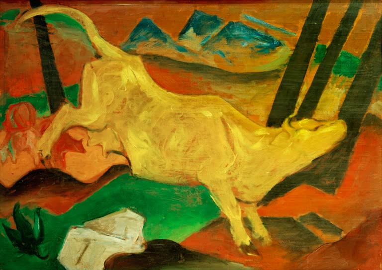Gelbe Kuh springt vor Bergen und dunklen Baumstämmen durch rotgrüne Landschaft – Franz Marc Die gelbe Kuh Kunstkopie