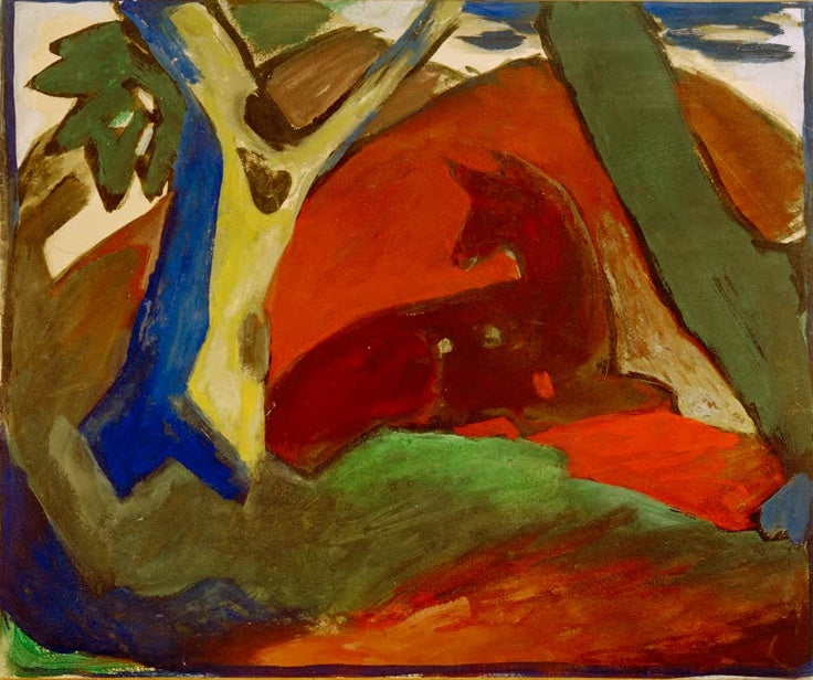 Rotbraunes Reh liegt zwischen blauem Baum und grünen Flächen – Franz Marc Kauerndes Reh Kunstkopie