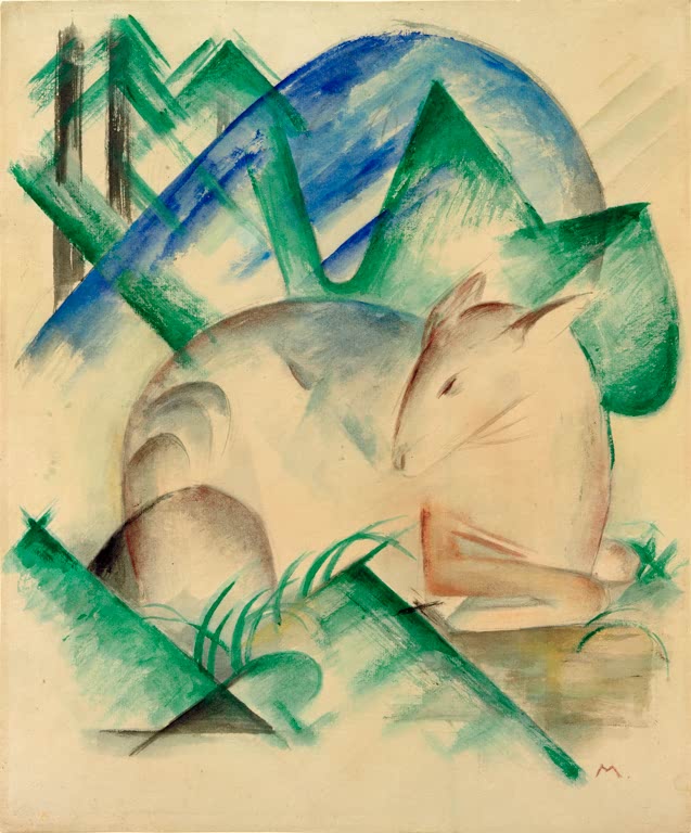 Helles Reh liegt vor grünen Bergspitzen und blauem Bogen – Franz Marc Rotes Reh (Schlafendes Reh) Kunstkopie