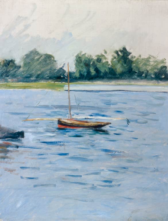 Kleines Segelboot auf hellblauem Wasser vor Baumreihe – Gustave Caillebotte Bateau au mouillage sur la Seine Kunstkopie