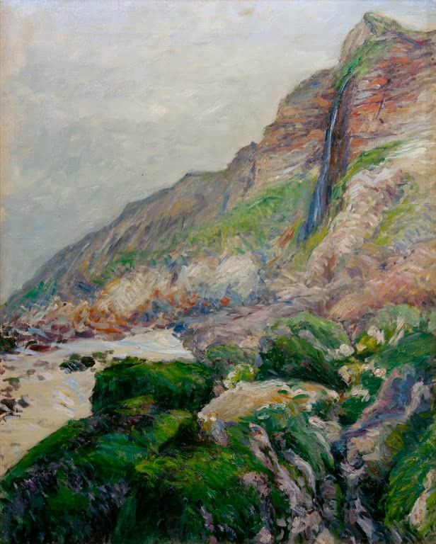 Steile Felsküste mit dünnem Wasserfall, im Vordergrund moosgrüne Felsen – Gustave Caillebotte Falaise en Normandie Kunstkopie