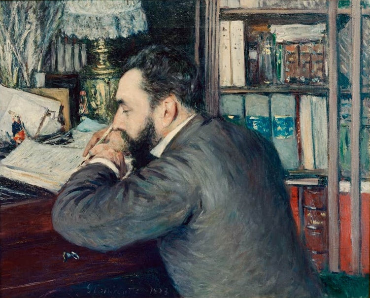 Bärtiger Mann stützt am Schreibtisch den Kopf, Bücherregal dahinter – Gustave Caillebotte Henri Cordier Kunstkopie