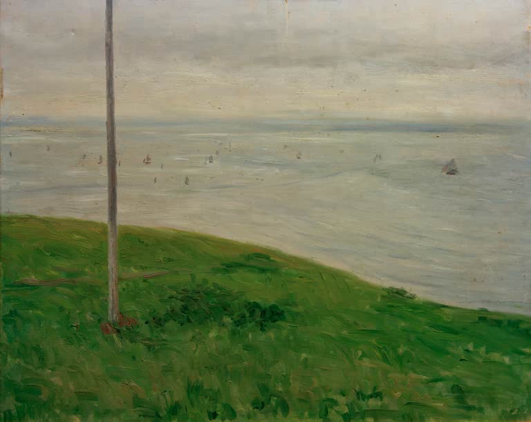 Grüne Küstenwiese mit Mast über grauem Meer und Segelbooten – Gustave Caillebotte Prairie au bord de la mer Kunstkopie