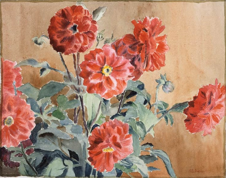 Hannah Borger Overbeck Dahlien Kunstkopie, leuchtend rote Dahlienblüten mit grünen Blättern vor ockerbraunem Grund