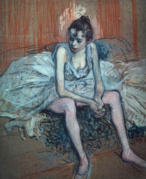 Henri de Toulouse-Lautrec Sitzende Tänzerin Kunstkopie, Tänzerin im hellblauen Tutu mit gesenktem Blick vor rötlicher Wand