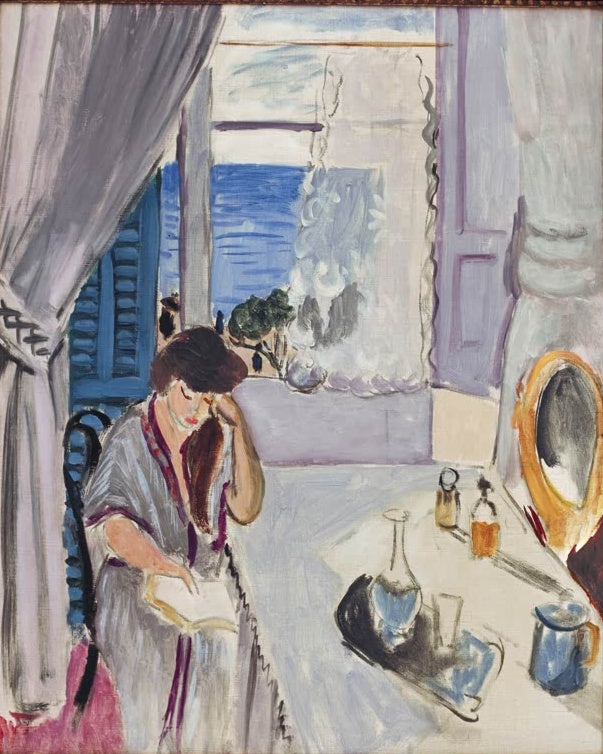 Lesende Frau am Tisch vor offenem Fenster mit Meerblick und Spiegel – Henri Matisse Interieur, Nice Kunstkopie