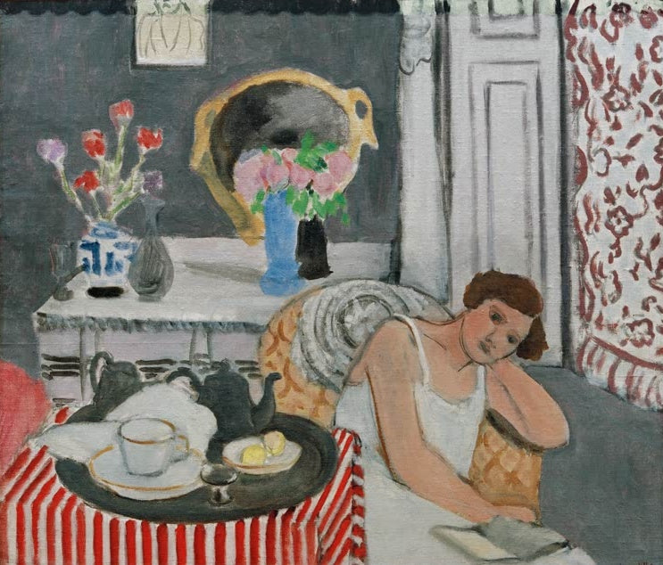 Frau im weißen Hemd am gedeckten Frühstückstisch mit Blumenvase und Spiegel – Henri Matisse Le petit déjeuner Kunstkopie