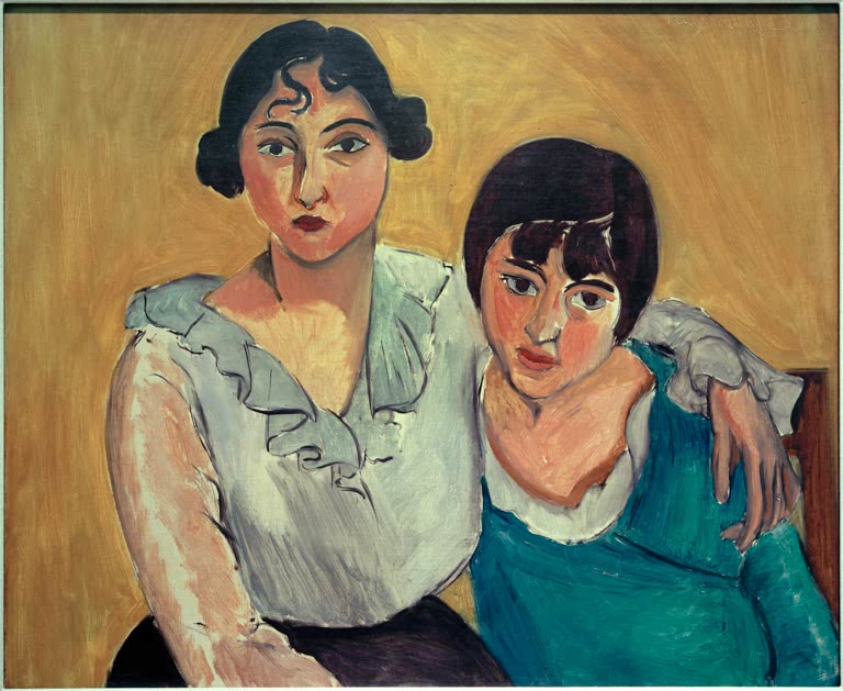 Zwei Mädchen in Bluse und blauem Kleid, eng nebeneinander vor ockerfarbenem Grund – Henri Matisse Les deux soeurs Kunstkopie