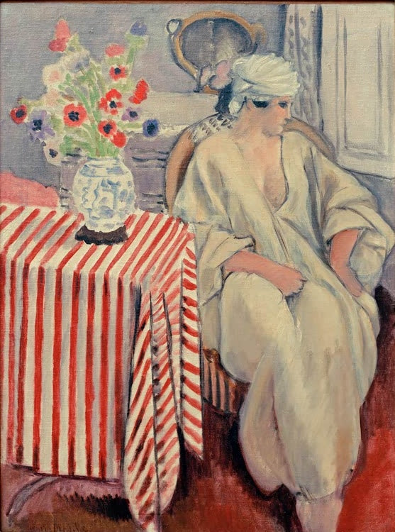 Frau im weißen Gewand neben Mohnblumenvase und gestreiftem Tisch – Henri Matisse Méditation. Après le bain Kunstkopie