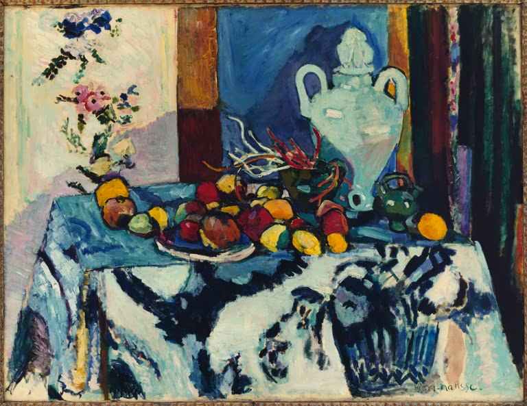 Obst, Vase und blaues Tischtuch auf einem Tisch vor farbigem Wandgrund – Henri Matisse Nature morte bleue Kunstkopie