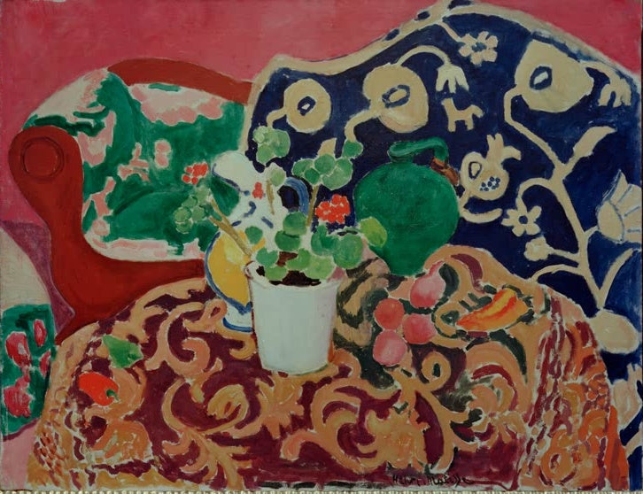 Topfpflanze und Früchte auf gemustertem Tisch vor blauem Sofabezug – Henri Matisse Nature morte espagnole Kunstkopie