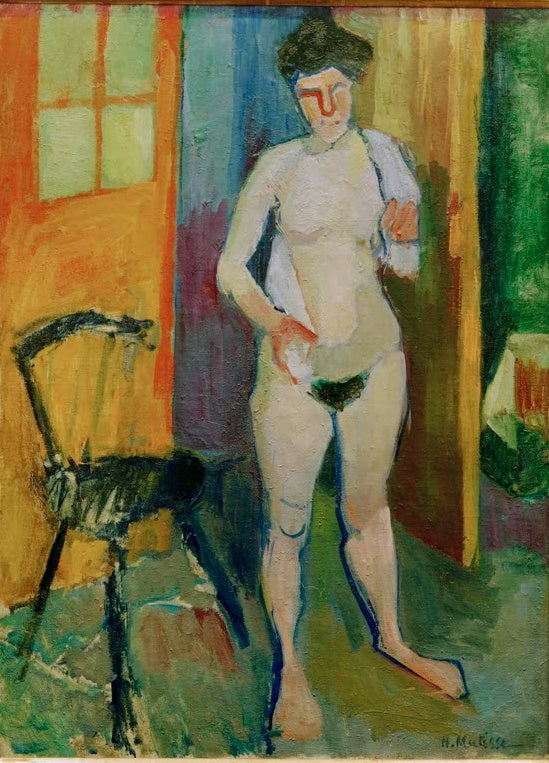 Stehender weiblicher Akt mit weißem Tuch neben Stuhl vor offener Tür – Henri Matisse Nu à la serviette blanche Kunstkopie