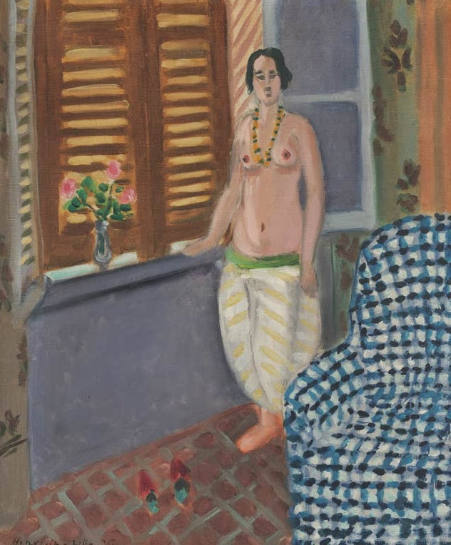 Halbnackte Odaliske mit Perlenkette am Fenster mit Lamellenläden, kariertes Sofa rechts – Henri Matisse Odaliske Kunstkopie