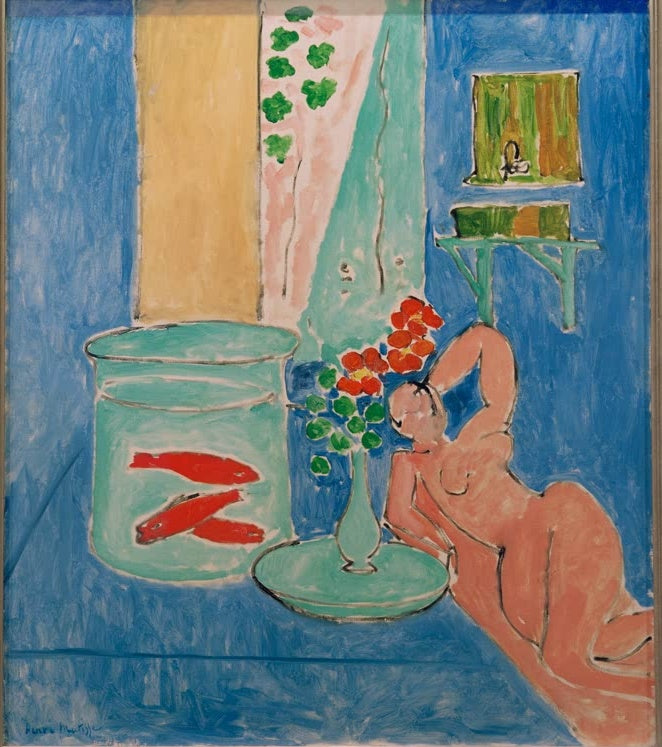 Goldfischglas mit roten Fischen, Blumen und Aktfigur vor blauem Raum – Henri Matisse Poissons rouges et sculpture Kunstkopie