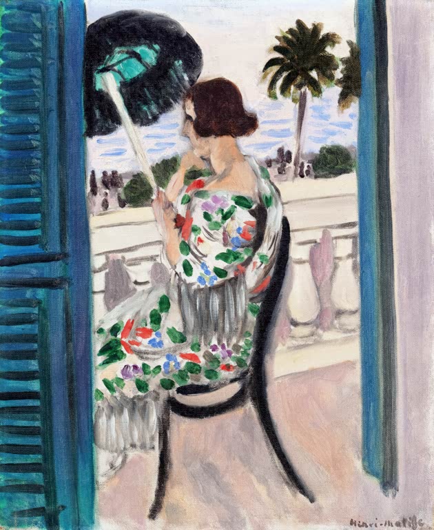 Frau mit Sonnenschirm und Blumenkleid zwischen blauen Fensterläden – Henri Matisse Sitzende Frau auf dem Balkon Kunstkopie