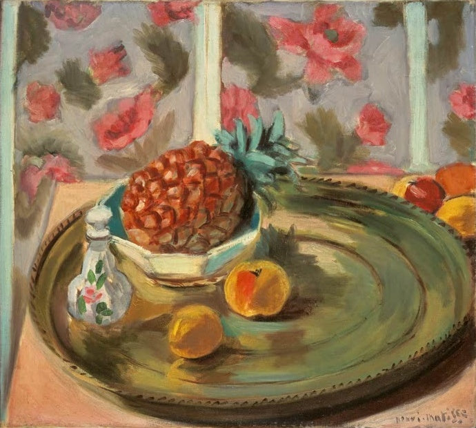 Ananas in einer Schale auf großem Messingtablett vor Wand mit Blumenmuster – Henri Matisse Stilleben mit Ananas Kunstkopie
