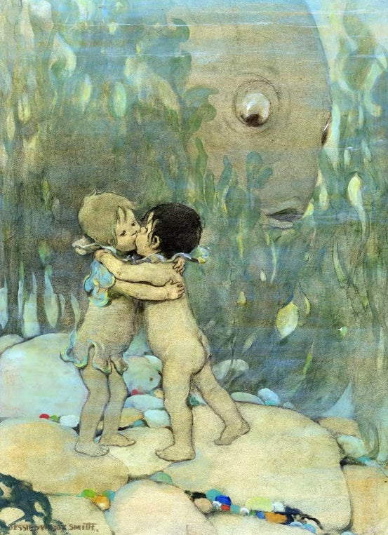 Jessie Willcox Smith Umarmung und Kuss Kunstkopie, zwei Wasserkinder küssen sich vor einem großen Fisch