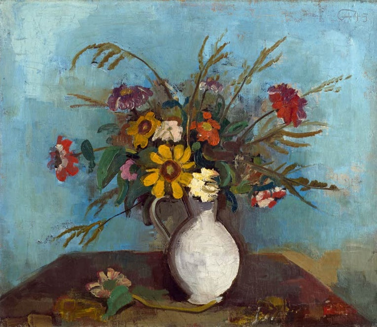 Bunter Feldblumenstrauß mit Zinnien in weißem Krug vor blauem Grund – Karl Hofer Feldblumen in weißem Krug Kunstkopie