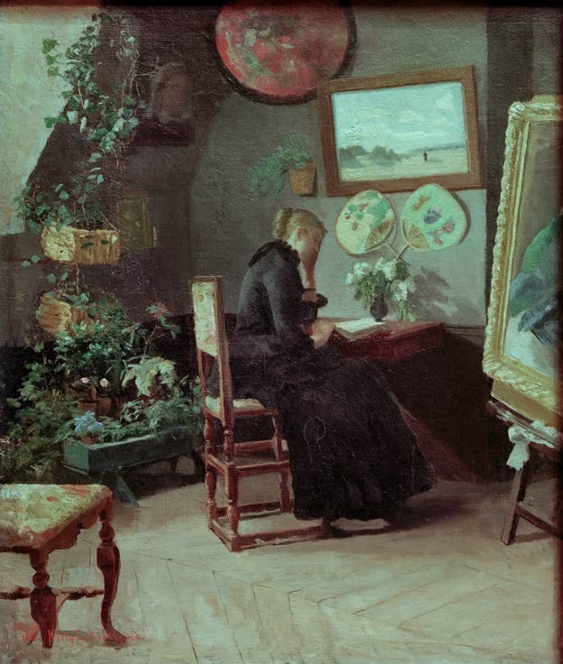 Kitty Kielland Atelierinterieur mit Harriet Backer Kunstkopie, lesende Frau in dunklem Kleid zwischen Pflanzen im Atelier