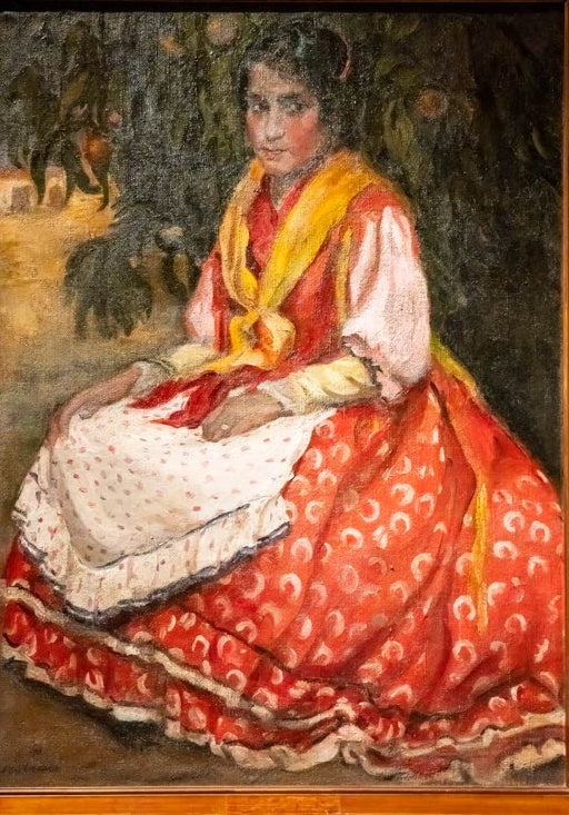 Maria Blanchard Sitzende Frau im roten Tupfenkleid Kunstkopie, junge Frau mit gelbem Tuch und weißer Schürze vor dunklem Laub