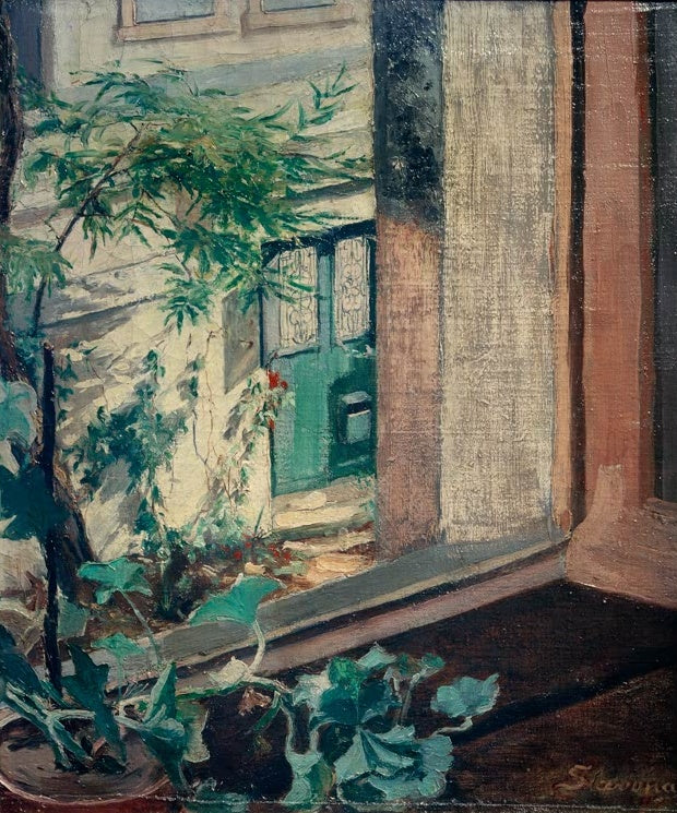 Maria Slavona Blick aus dem Atelierfenster Kunstkopie, sonniger Hof mit grüner Tür und Topfpflanze auf dem Fensterbrett