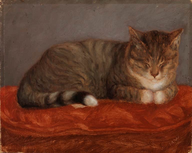 Maria Wiik Liegende Katze Mosse Kunstkopie, schlafende getigerte Katze auf einem roten Kissen vor grauem Grund
