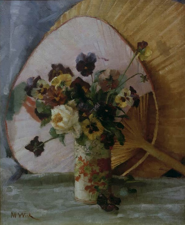 Maria Wiik Stiefmütterchen und japanischer Fächer Kunstkopie, Blumenvase vor einem großen Fächer mit goldgelbem Rand