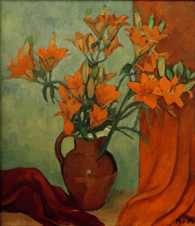 Orangerote Lilien in braunem Krug vor grünem Grund und rotem Vorhang – Marie von Malachowski-Nauen Feuerlilien Kunstkopie