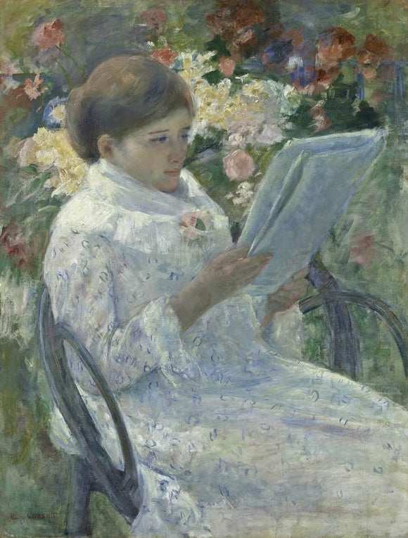 Junge Frau in weißem Kleid sitzt im Blumengarten und liest Zeitung – Mary Cassatt Auf einem Balkon Kunstkopie